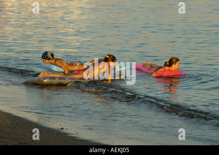 Junge russische Urlauber lagen auf aufblasbaren Matratzen am Strand in Sharm el Sheikh, einer Urlaubsstadt auf der Sinai-Halbinsel in Ägypten Stockfoto