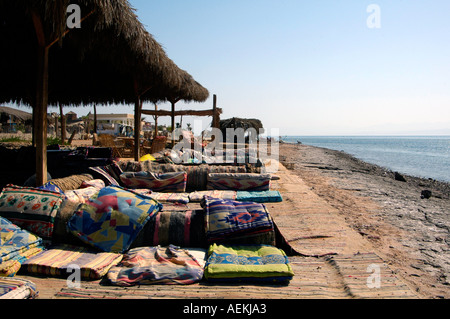 Niedrige, gepolsterte Sitzmöbel in Nuweiba Tarabin Strand in Nuweiba auch geschrieben: Nueiba eine kleine Stadt an der Südostküste der Sinai-Halbinsel in Ägypten Stockfoto