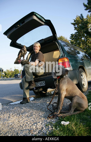 Weibliche Falkner Stefanie Paul ist Kaninchen mit Alice, ihren amerikanischen Wüste Bussard Falke Falcon Muenchen bin 25 08 2007 Stockfoto