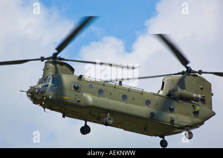 Chinook HC2 Unterstützung Hubschrauber am Flügel und Räder Display bei Dunsfold Surrey UK 2007 Stockfoto