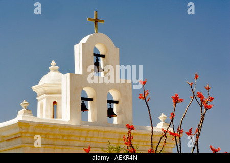Mission San Xavier del Bac Kapelle mit blühenden Arizona ocotillo Stockfoto