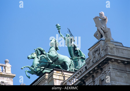 Neprajzi Museum für Völkerkunde, Budapest, Ungarn. Statuen auf Dach Stockfoto