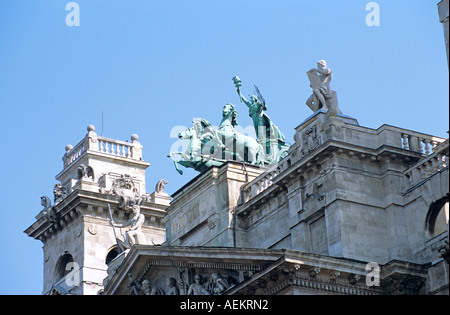 Neprajzi Museum für Völkerkunde, Budapest, Ungarn. Statuen auf Dach Stockfoto