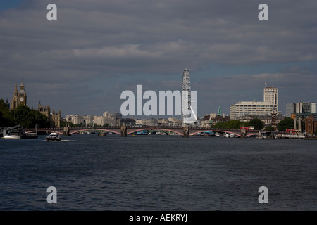 Blick entlang der Themse in Richtung Westminster London England Stockfoto