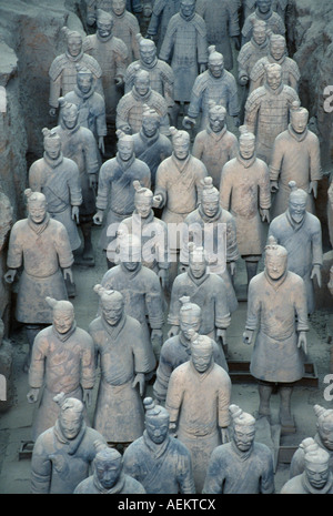 CHINA Shaanxi Xian Soldaten Figuren aus Terrakotta-Armee geschaffen, um das Grab von Kaiser Shi Huangdi und aus dem 3. Jahrhundert zu schützen Stockfoto