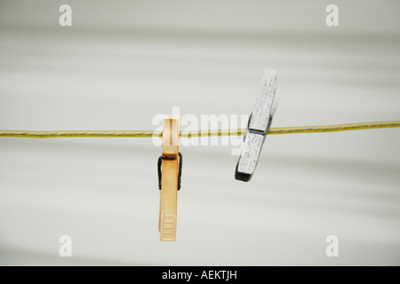 zwei Stifte auf eine leere Wäscheleine Stockfoto