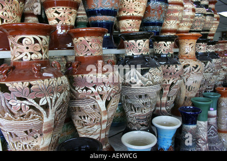 Blumentöpfe mit traditionellen Motiv zum Verkauf in Sarawak, Malaysia Stockfoto