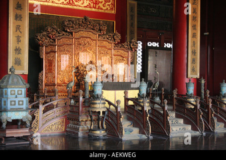Den Thron des alten chinesischen Kaiser im Palast der Himmlischen Reinheit in der verbotenen Stadt in Peking, China Stockfoto