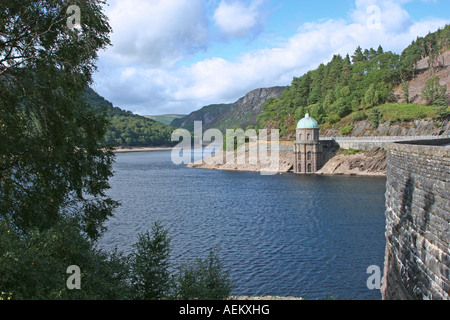 Foel Turm und Garreg Ddu Reservoir während Dürre in Elan Tal Powys Wales Stockfoto