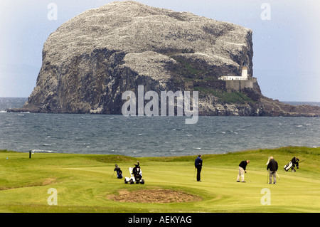 Golfer auf dem Glen Golfplatz mit Blick auf Bass Rock North Berwick, Schottland, Vereinigtes Königreich Stockfoto