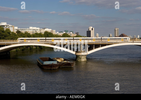 Railway Bridge Battersea Fluss Themse London England Stockfoto