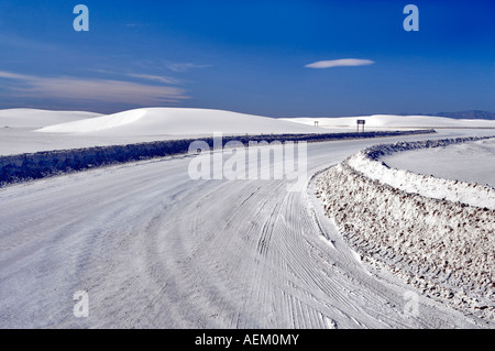 Straße durch Dünen White Sands National Monument New Mexico Stockfoto