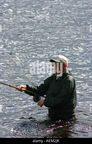 Angler Angeln auf Lachs in der River Moy, Ballina, County Mayo, Irland Stockfoto