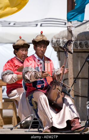 Sänger bei Mongolei Dschingis Khan Show mit einem Pferd Kopf Pferd Holz verankerten Saiteninstrument Stockfoto