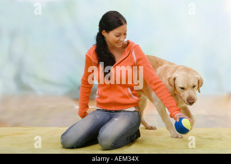 junge Frau und Labrador Retriever - spielen Stockfoto