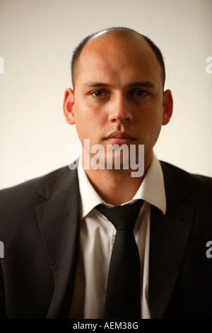 Junger Geschäftsmann in Anzug und Krawatte Stockfoto
