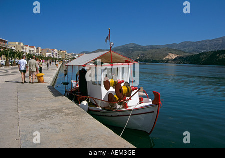 Angelboot/Fischerboot vertäut am Kai, Argostoli, Kefalonia, Griechenland Stockfoto