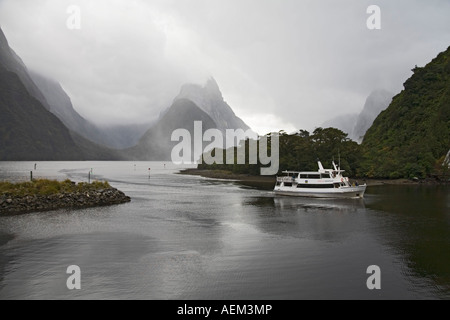 MILFORD SOUND südlichen Seen SOUTH ISLAND Neuseeland kann eine der Kreuzfahrt Boote in den Hafen Stockfoto