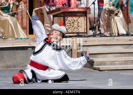 Junger Mann tanzen auf Dschingis Khan festival Stockfoto