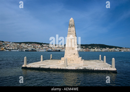 Obelisk am Drapano Brücke und Stadt Argostoli hinter, Kefalonia, Griechenland Stockfoto