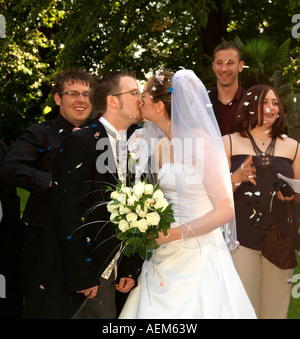 Braut und Bräutigam Freunde werfen Confett außerhalb der Kirche Surrey England Stockfoto