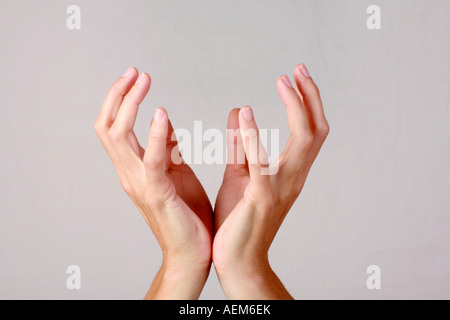 Weibliche Hände und Finger nach oben im Zeichen der Hoffnung Frieden Einheit Stärke Leistung Belohnung trotz glauben und Vertrauen zu erreichen Stockfoto