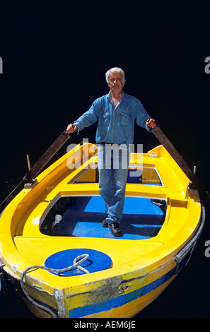 Bootsmann stehen im Boot, Melissani-Grotte, in der Nähe von Sami, Kefalonia, Griechenland Stockfoto
