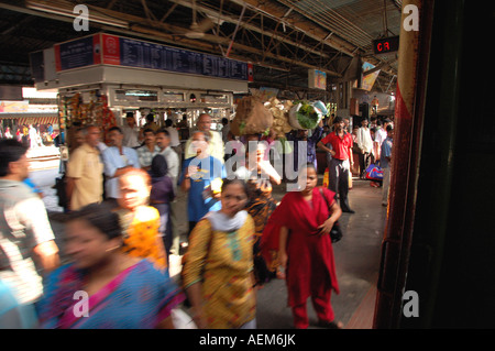 Passagiere warten auf die Plattform in einem indischen Bahnhof in der Nähe von Mumbai, Indien Stockfoto