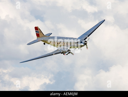 Douglas DC3 Dakota restauriert und im Besitz und Alarmkontakt aus Norwegen gesehen bei einer Flugvorführung in Englandin Luftfahrt Flugzeug wiederherstellen Stockfoto