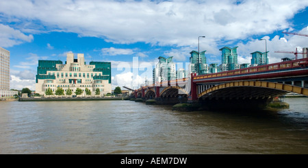 St George Warf das SIS Gebäude und andere Bürogebäude am Vauxhall Cross London von Millbank gesehen Stockfoto