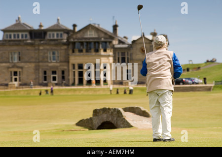 St. Andrews, Schottland. Der Old Course. Golfer und die Swilken-Brücke mit dem königlichen und alten Clubhaus. Stockfoto