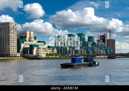 St George Warf das SIS Gebäude und andere Bürogebäude am Vauxhall Cross London von Millbank gesehen Stockfoto