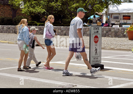 Zeichen im Verkehr der Straße stoppen können sicher Fußgänger überqueren Stockfoto