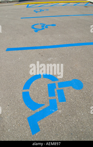 Behinderten Parkplatz Schild gemalt auf einer Straße Stockfoto