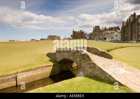 St. Andrews, Schottland. Den alten Golfplatz. Die Swilken-Brücke auf das 18. Loch. Stockfoto