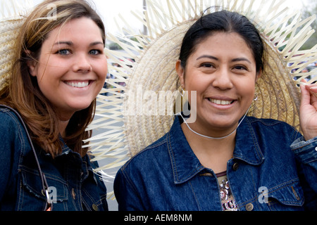 Frauen Demonstranten Alter 25 tragen dekorative Sombreros in die Parade. Cinco De Mayo Fiesta. "St. Paul" Minnesota USA Stockfoto