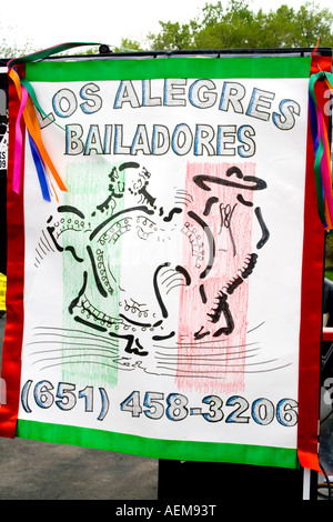Poster auf Parade Float Tanz-Werbeunternehmen. Cinco De Mayo Fiesta. "St. Paul" Minnesota USA Stockfoto