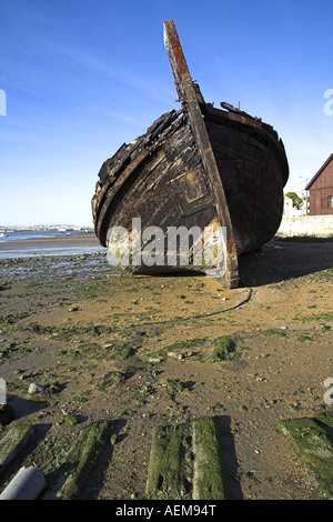 Alte traditionelle Tejo Segelboot verbrannt und zerstört in Seixal Bay (Portugal), in der Nähe von Ecomuseu Municipal (Marinemuseum). Stockfoto