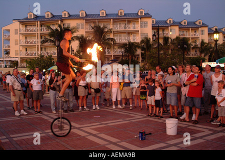 The Keys Key West Florida Florida USA Urlauber sehen Entertainer auf der Uferpromenade Uferstraße Stockfoto