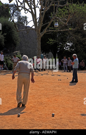 Männer spielen Boule auf dem Hauptplatz von typischen Süd-Osten von Frankreich alte steinerne Dorf Saint Paul de Vence an der Côte d ' Azur Zuflucht vieler Künstler, Maler, Bildhauer Stockfoto