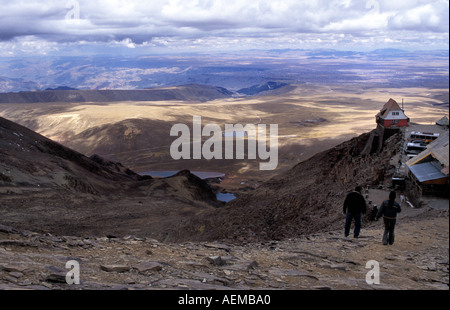 Chacaltaya 40km von La Paz auf über 5000m höchste Skiort der Welt Wanderer Abstieg vom Gipfel Boliviens S America Stockfoto