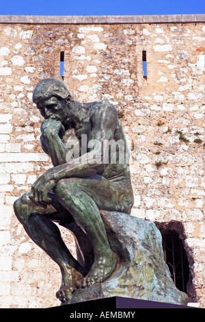 Kopie des Denkers von Rodin typischen Süd-Osten von Frankreich alte steinerne Dorf Saint Paul de Vence an der Côte d ' Azur Zuflucht vieler Künstler, Maler, Bildhauer Stockfoto
