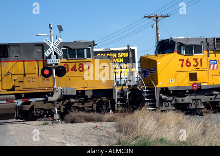 Union Pacific Zug beim Überqueren der Straße in einer Eisenbahn train Kreuzung in Salt Lake City, Utah, USA. Stockfoto