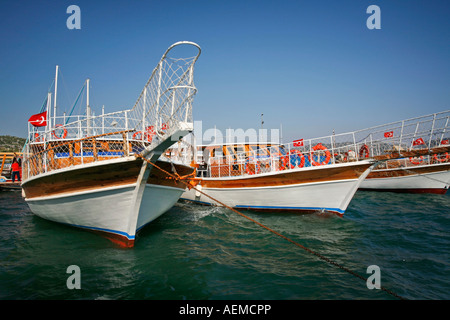 Boote im Hafen des Dorfes Ucagiz in der Nähe von Kekova Insel in der Türkei Stockfoto