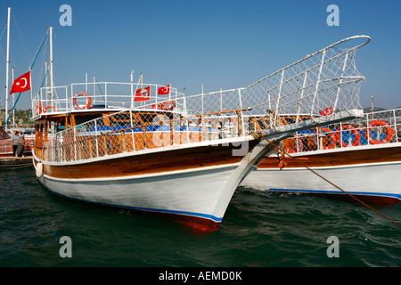 Boote im Hafen des Dorfes Ucagiz in der Nähe von Kekova Insel in der Türkei Stockfoto