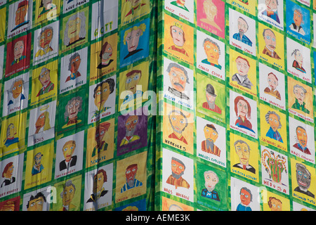 Gemälde und Porträts von einem lokalen Künstler auf riesigen Blättern, die alten kommunistischen Blocks zu decken, die saniert werden Stockfoto