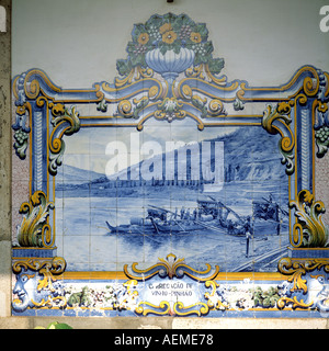 Azulejo Darstellung der Portwein Transport mit barcos rabelos Boote auf dem Fluss Douro, Pinhao Bahnhof, Douro-tal, Portugal, Europa, Stockfoto