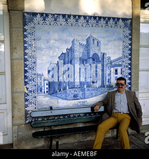 Warten Fluggast bei Granja Bahnhof mit azulejo Darstellung der Kathedrale von Coimbra, Granja, Aveiro, Portugal, Europa eingerichtet, Stockfoto