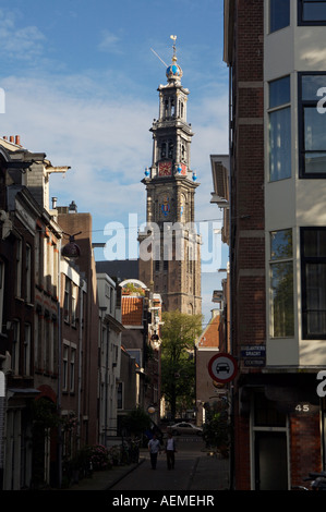 Suchen Sie eine Straße in Richtung Turm der Westerkerk in Amsterdam Niederlande Samstag, 14. Juli 2007 Stockfoto