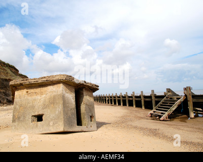 Weltkrieg 2 Bunker auf den Kopf am Fuß der Klippen happisburgh Norfolk East Anglia England Großbritannien Stockfoto